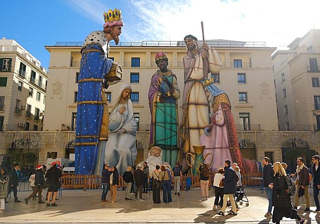 La plaza del Ayuntamiento coronada por el Belén gigante y cerrada al tráfico.