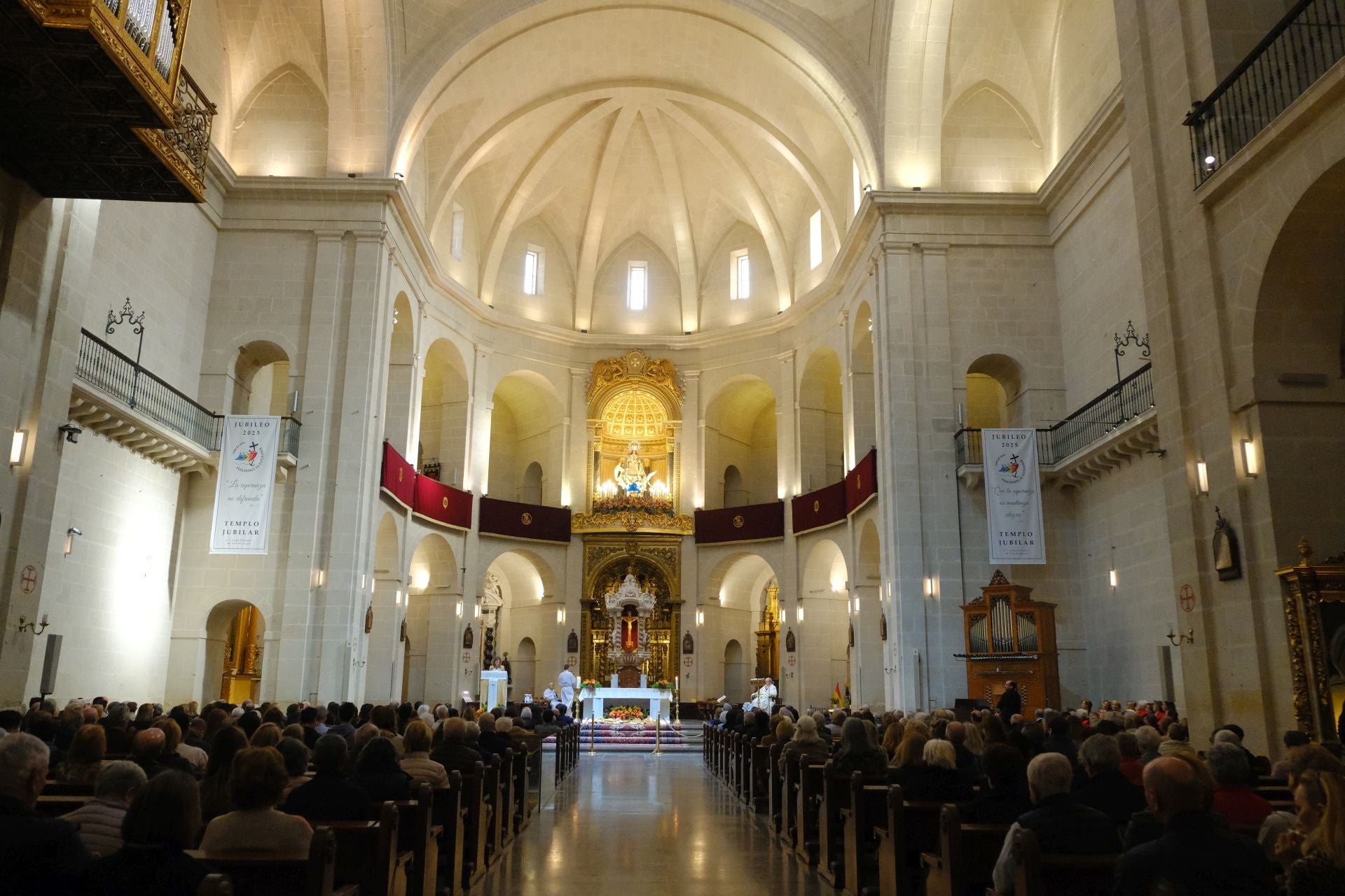 Alicante se rinde ante la Virgen del Remedio en su 75 aniversario como Alcaldesa Perpetua