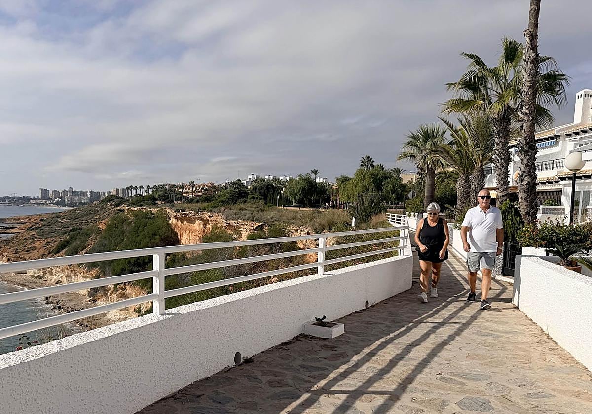 Nuevo paso habilitado en Cabo Roig que restituye el recorrido original del GR 92 junto al Mediterráneo.