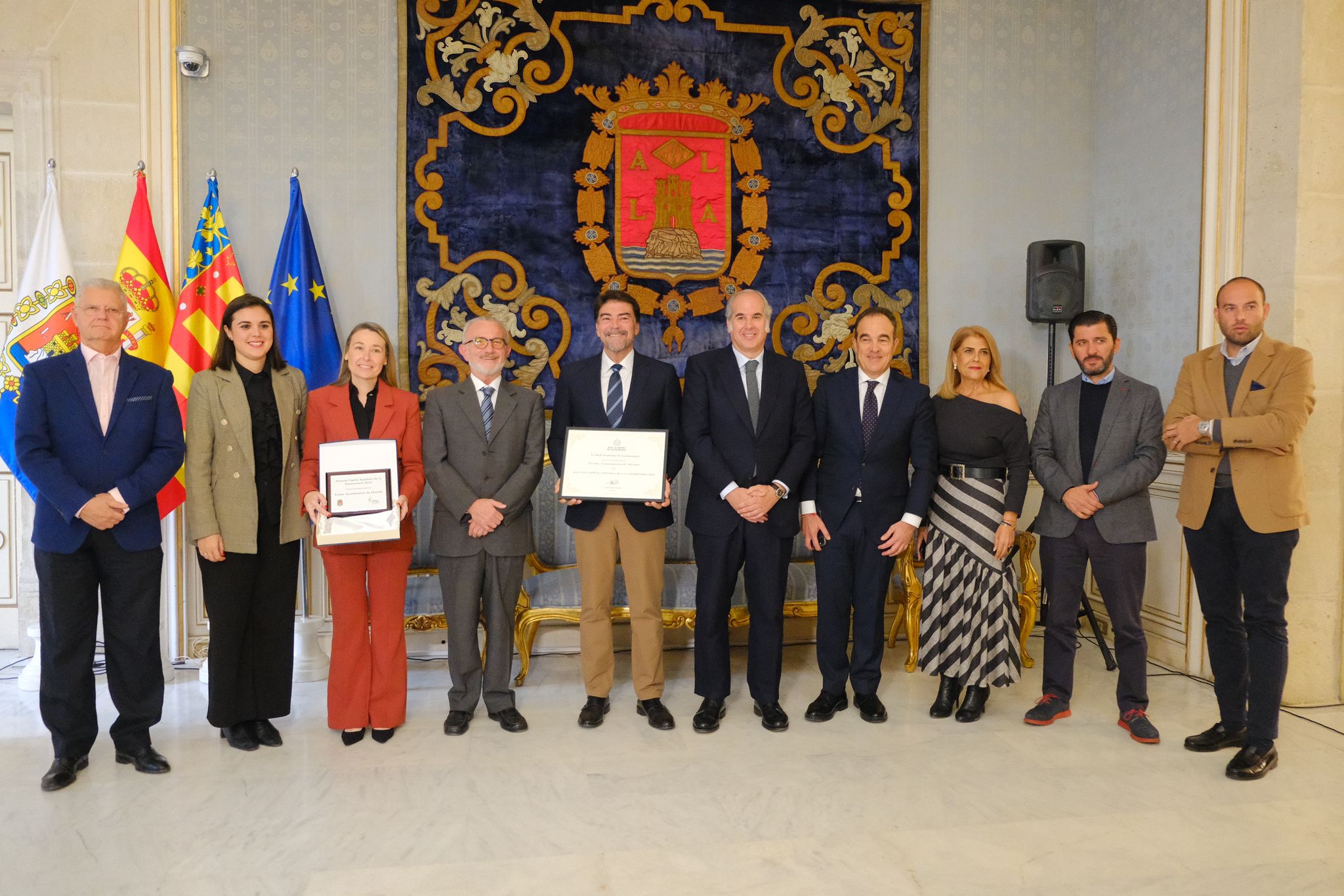 La corporación municipal con los representantes de las academias.
