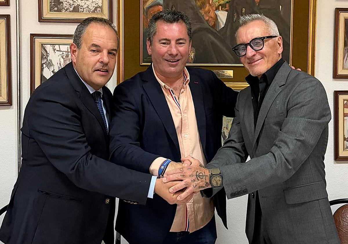 Carlos Baño, Moncho Riquelme, and Jesús Navarro at the Businessmen's Lunch where the Chamber's president passed the baton to the Novelda native to be the Santa Cruz proclaimer.