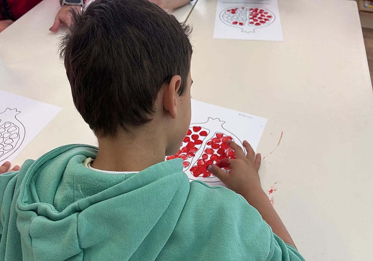 Imagen principal - La campaña educativa permite a los más pequeños conocer el origen y el sabor de la granada mollar.