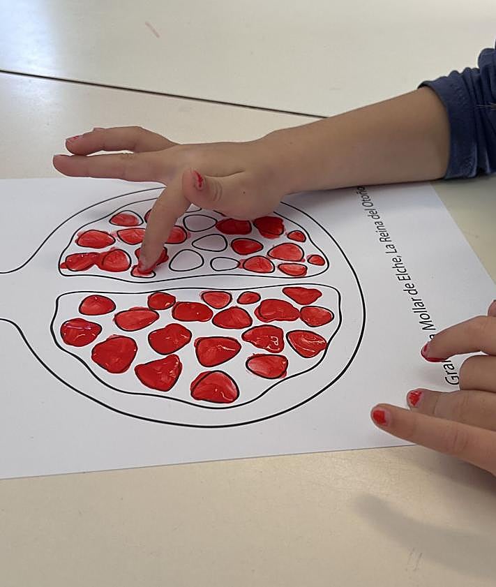Imagen secundaria 2 - La campaña educativa permite a los más pequeños conocer el origen y el sabor de la granada mollar.
