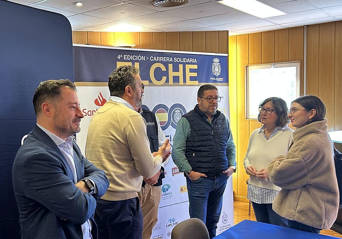 Imagen principal - Momentos de la presentación de la Ruta 091 Elche 2025: representantes municipales, ONG beneficiarias y Policía Nacional detallan el nuevo recorrido y el carácter solidario de la prueba.