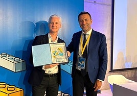 Rory O'Connor (izquierda) en el momento de recoger el premio.