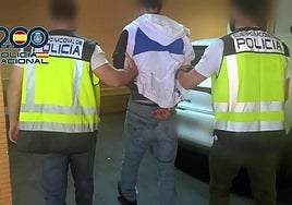 Uno de los arrestados en la operación.