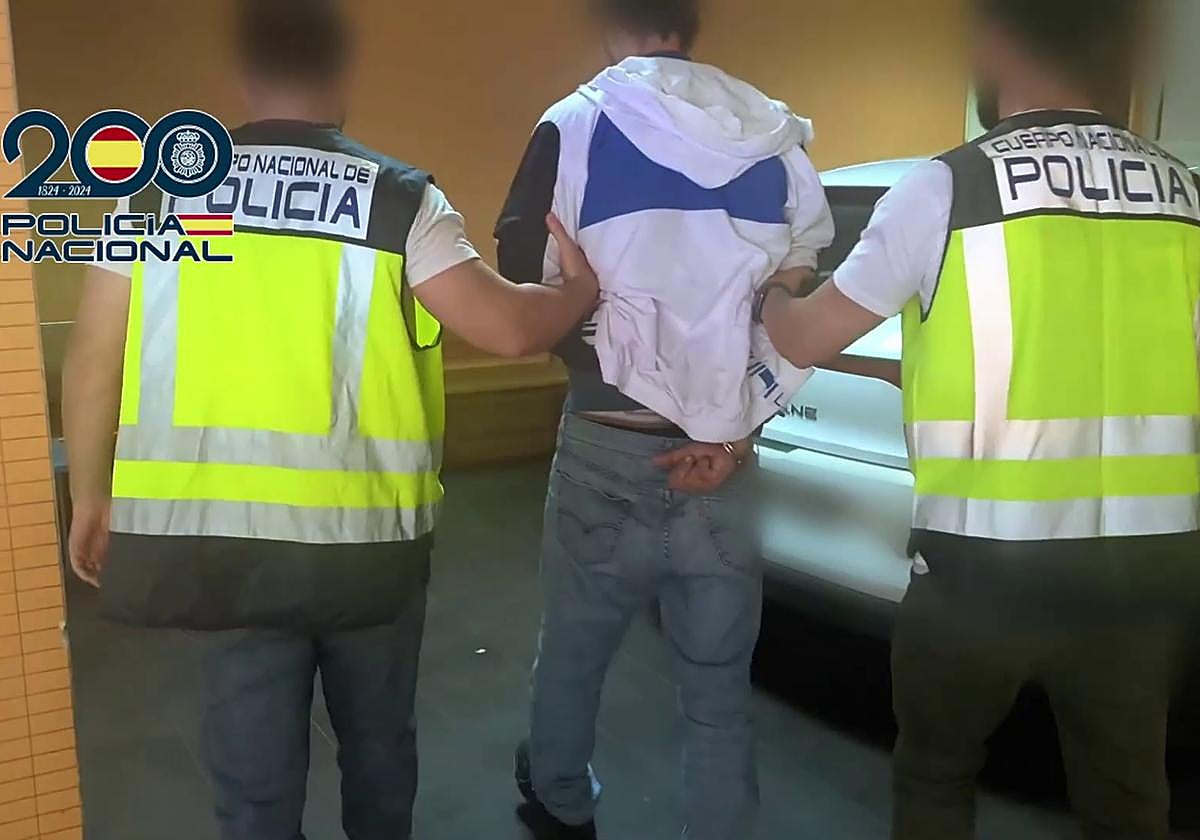 Uno de los arrestados en la operación.