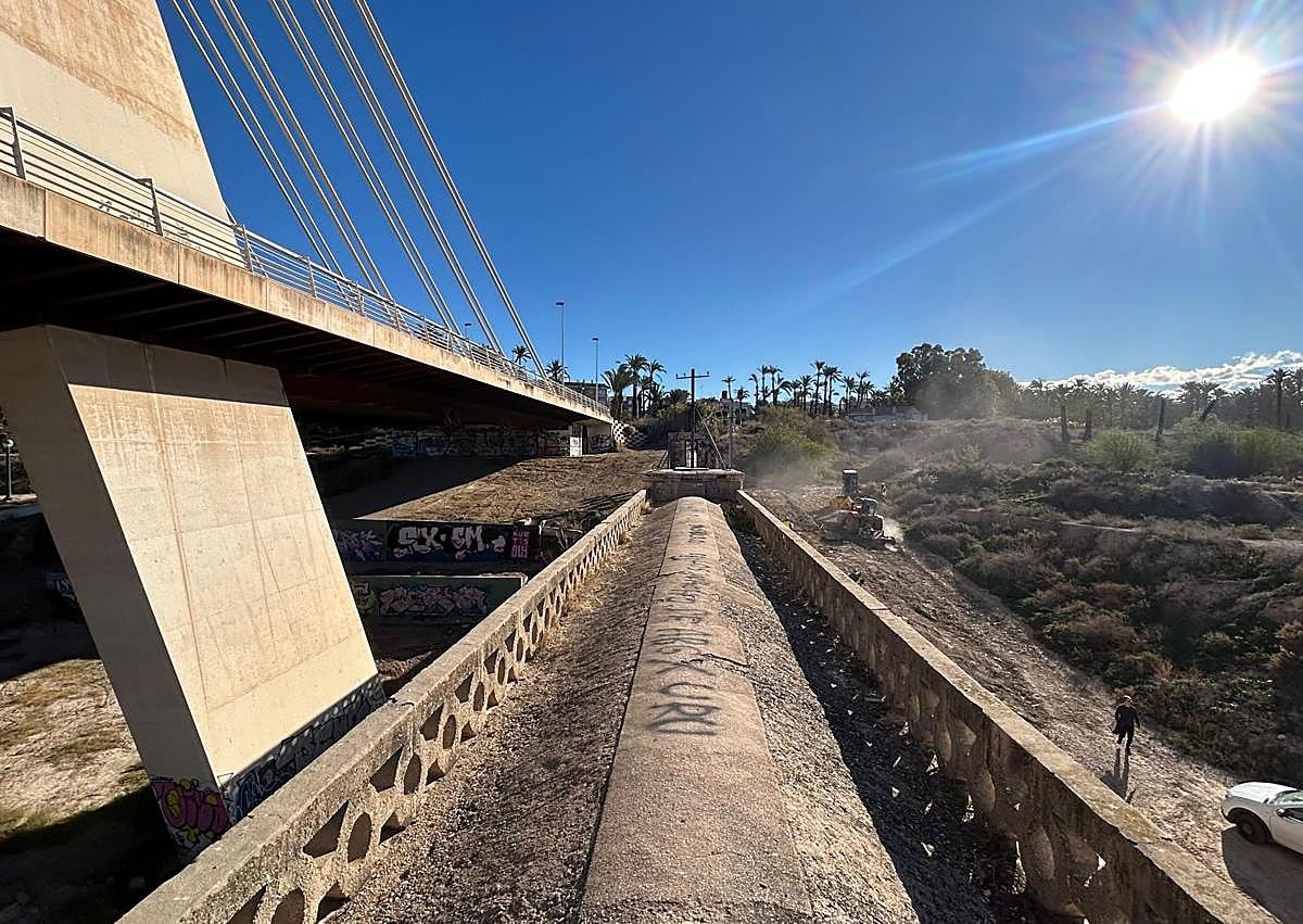 Imagen secundaria 1 - Distintos momentos de las labores de desbroce y preparación del acueducto de Riegos de Levante para su futura restauración.
