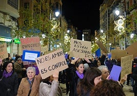 VÍDEO: Alicante grita basta con una marea violeta que toma las calles contra la violencia machista