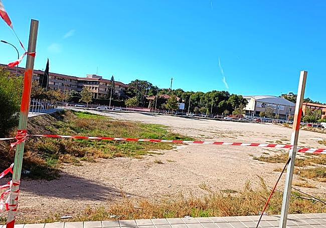 Vallado del solar donde se construirá 'El Somni'.