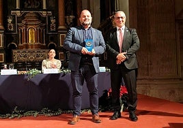 Francisco Gómez Vitero, coordinador de la Escuela de RCP y vicepresidente del Colegio de Enfermería de Alicante, recibió el reconocimiento de manos del presidente del CECOVA, Juan José Tirado.