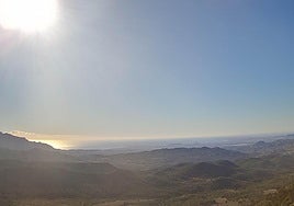 Vistas de la montaña y el litoral de Alicante este miércoles.