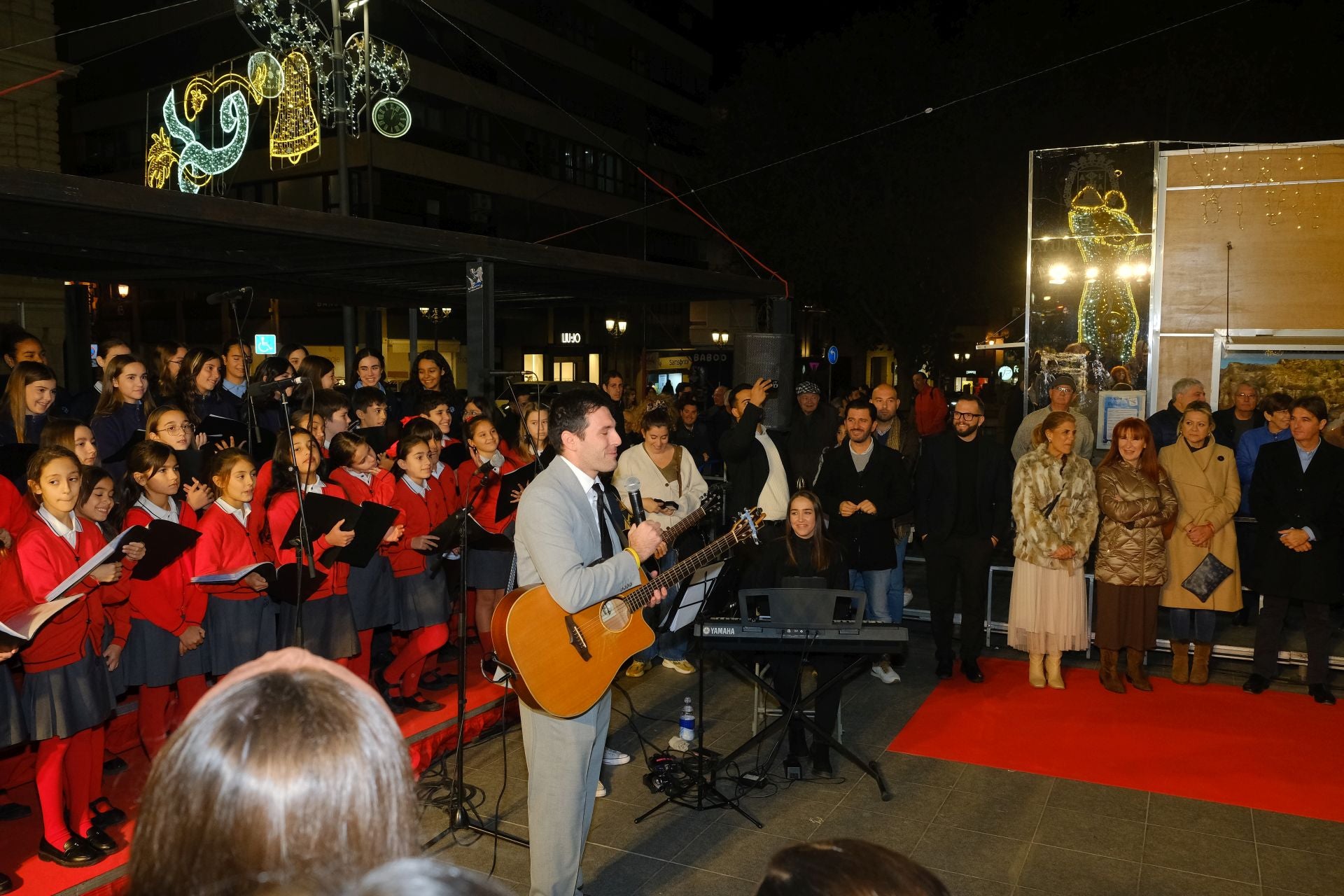 Villancicos, luz y tradición en la inauguración del Belén Social en Alicante