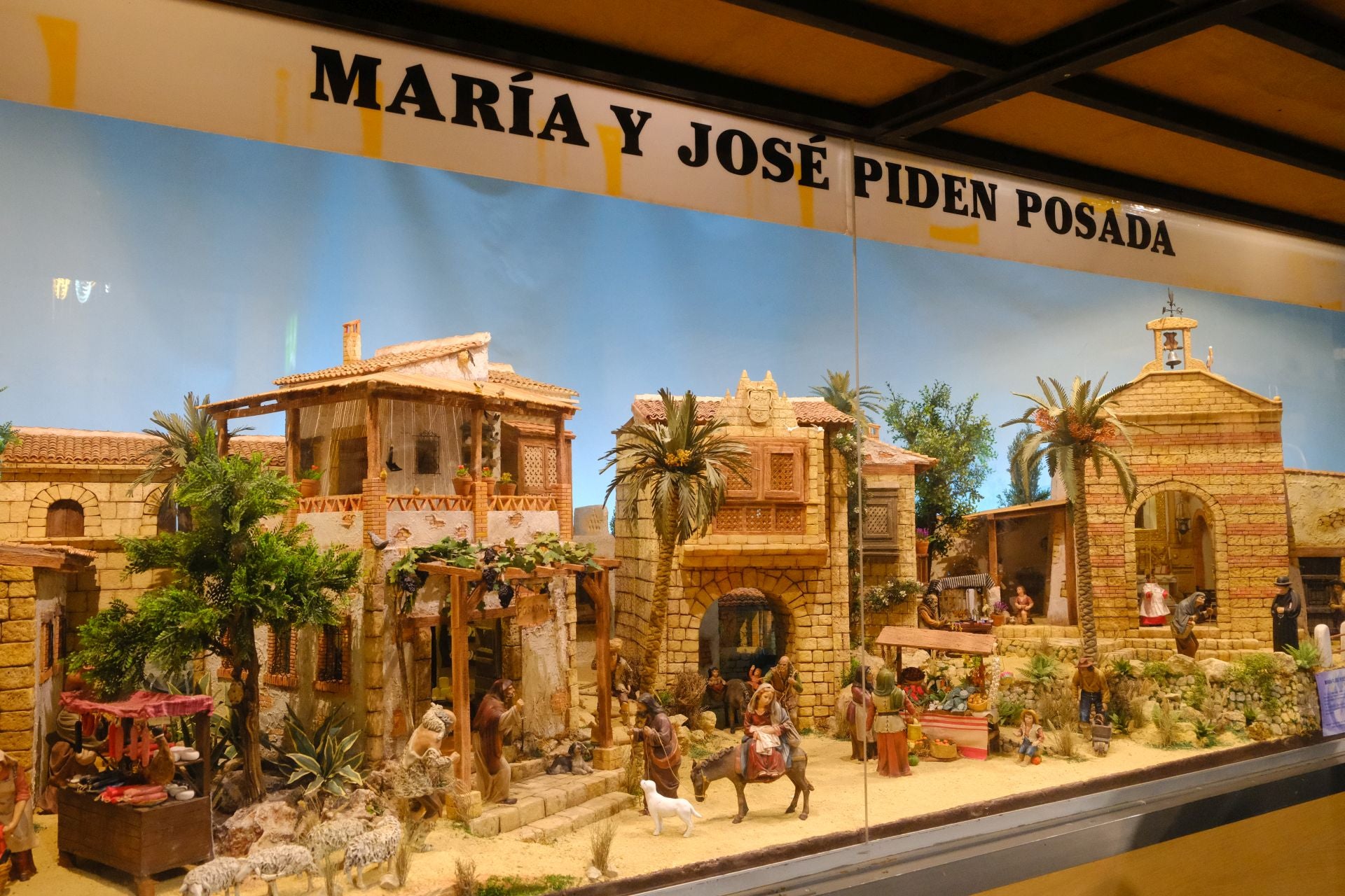 Villancicos, luz y tradición en la inauguración del Belén Social en Alicante