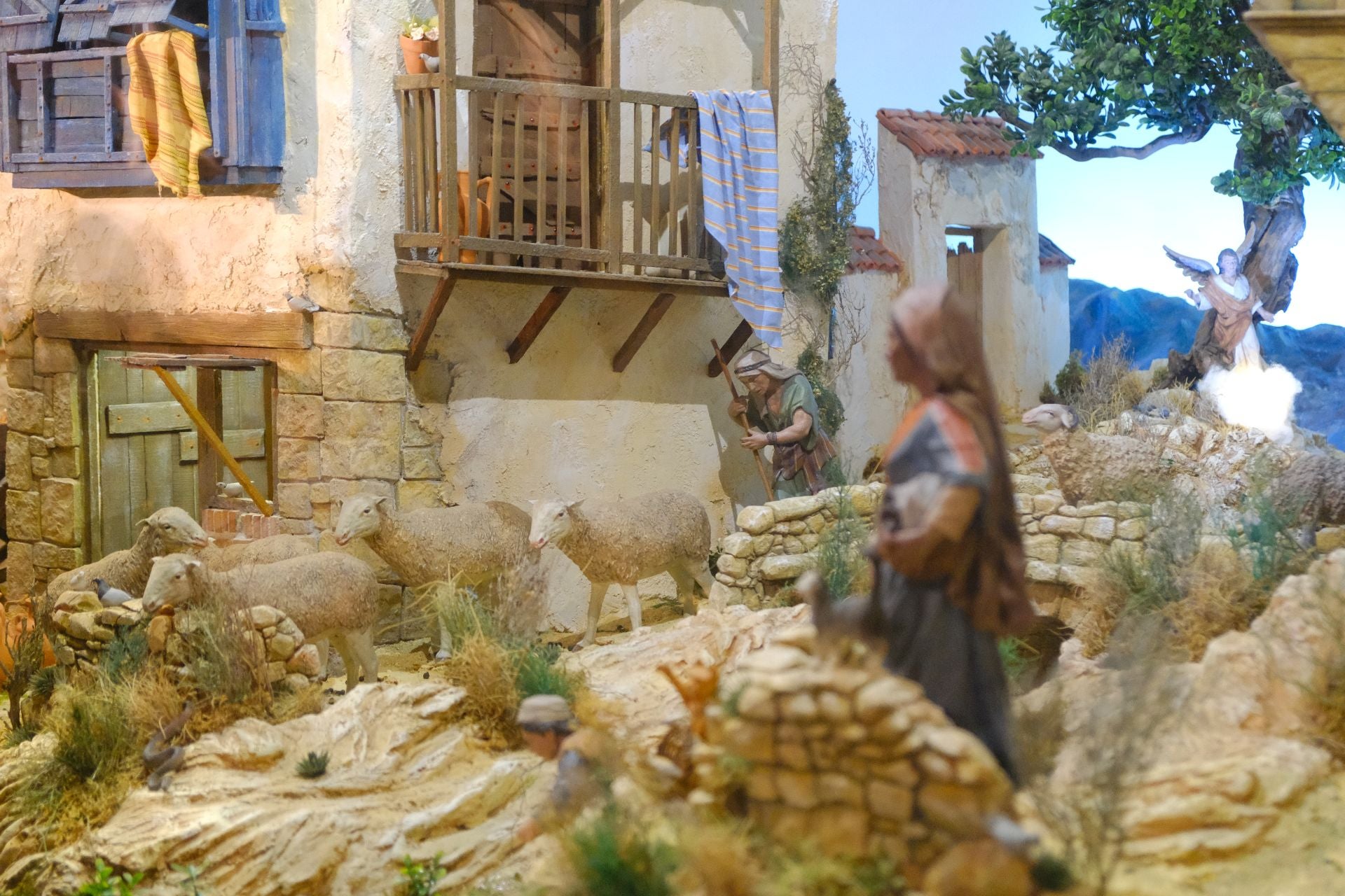 Villancicos, luz y tradición en la inauguración del Belén Social en Alicante