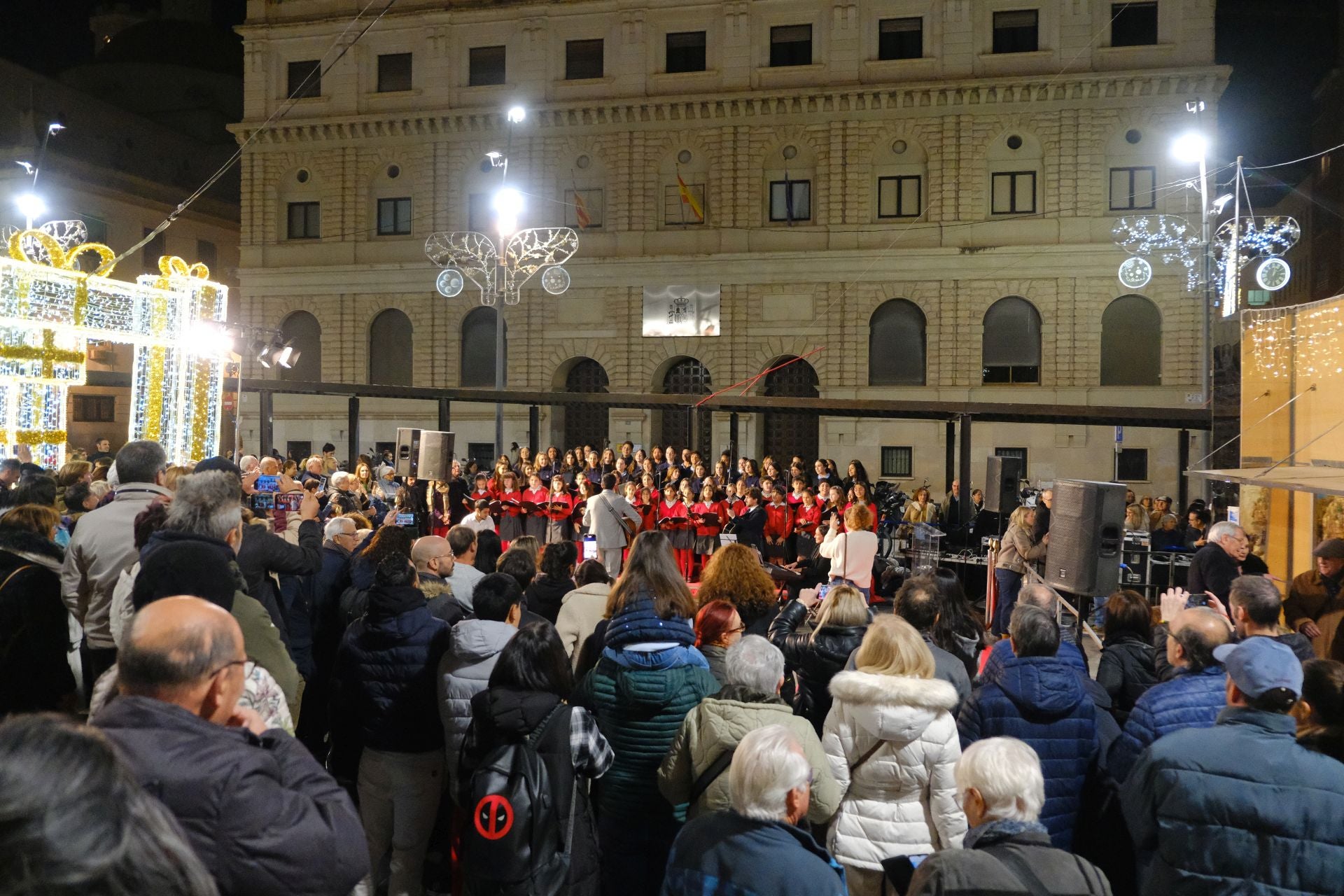 Villancicos, luz y tradición en la inauguración del Belén Social en Alicante