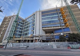 Ventanales en la nueva Ciudad de la Justicia de Alicante.