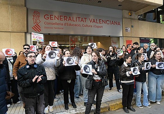 Concentración estudiantil a las puertas de la Dirección Territorial de Educación en Alicante.