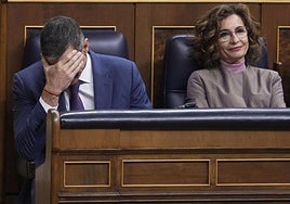 Pedro Sánchez y María Jesús Montero, en la sesión de control al Gobierno.
