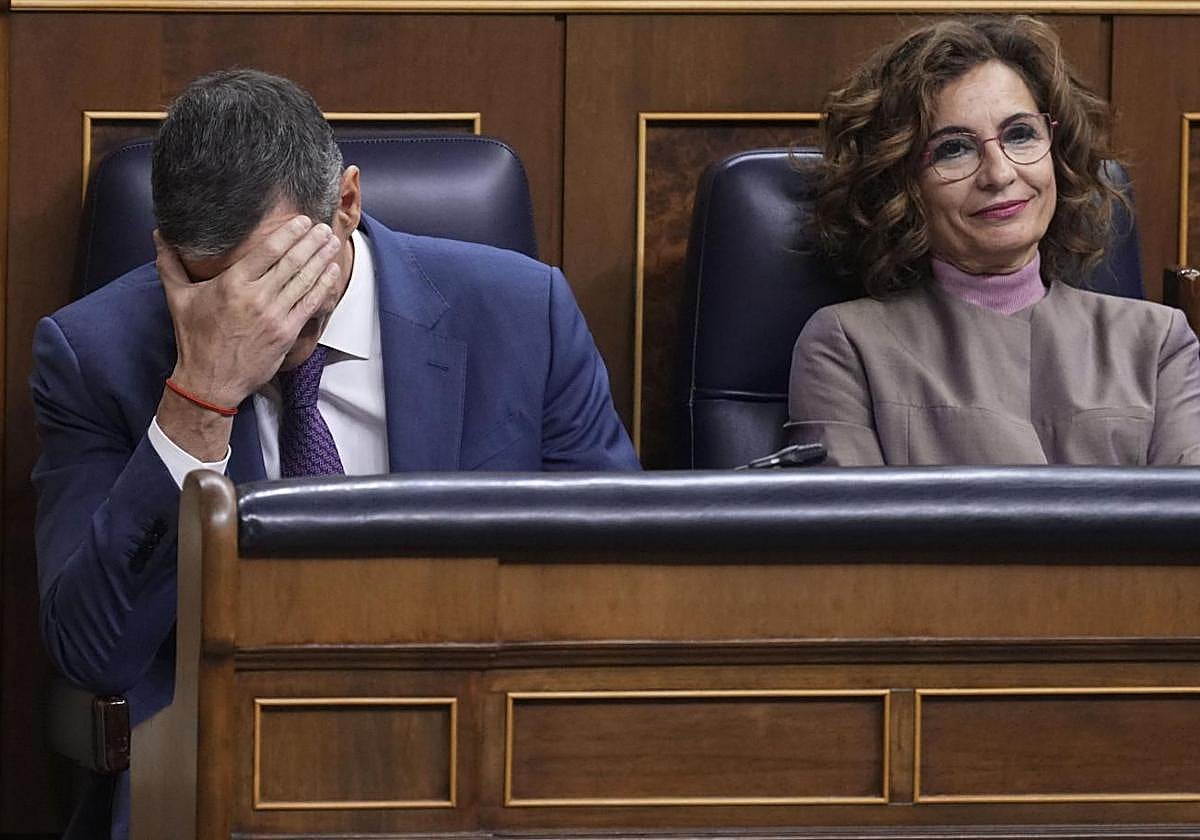 Pedro Sánchez y María Jesús Montero, en la sesión de control al Gobierno.