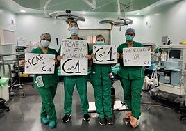 Personal TCAE evidencia con pancartas su reivindicación.