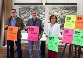 El alcalde de Sant Joan, Santiago Román, la concejala de Fomento Económico, Charo Tomás, y el concejal de Comercio, Manuel Nieto han presentado este jueves las características del Bono Consumo 2025.