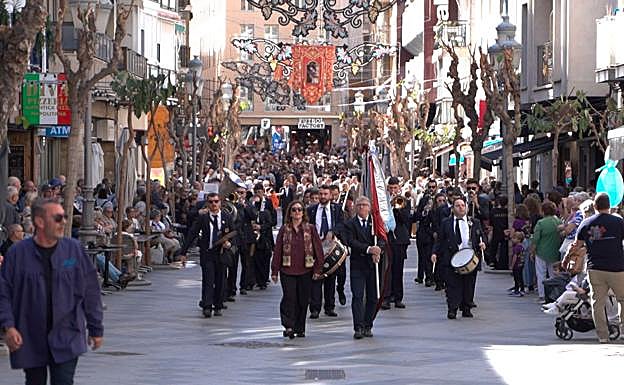 Entrada de bandas en las fiestas de Benidorm.