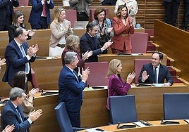 Consellers y diputados del PP aplauden a Llorca tras su intervención en Les Corts.