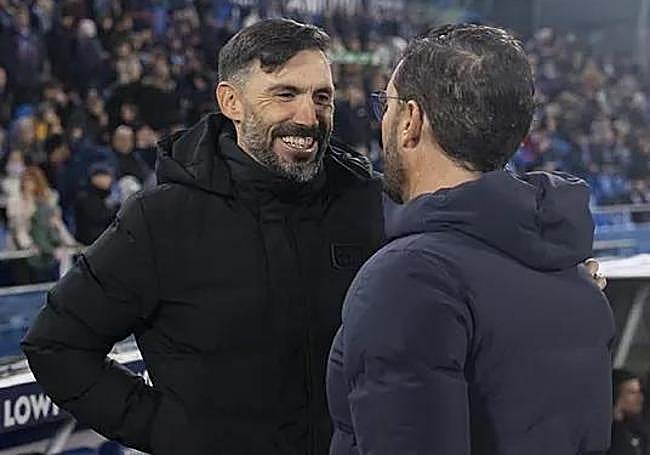 Saludo entre Eder Sarabia y Bordalás antes del comienzo del partido