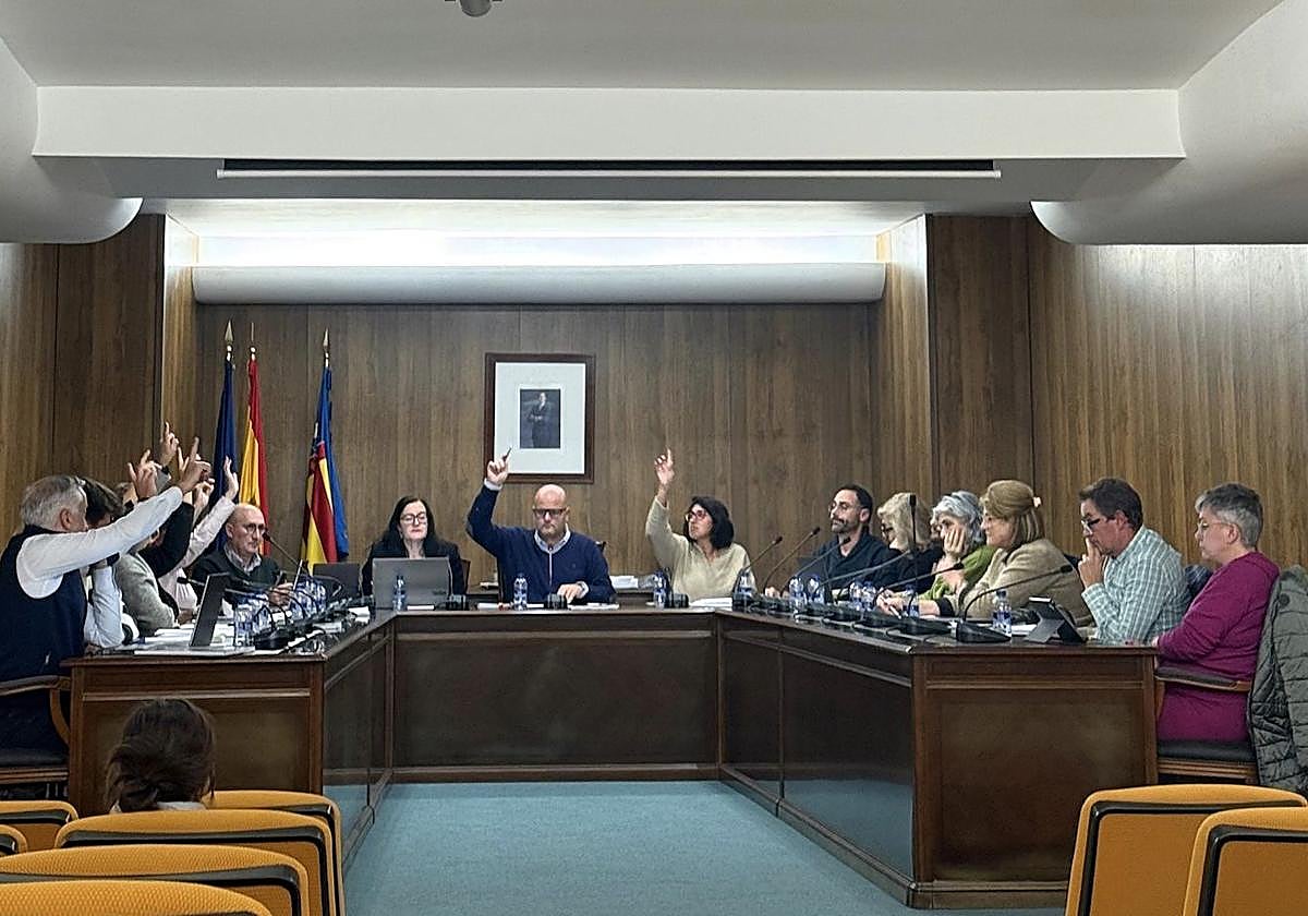El alcalde Raúl Llobell, durante la presentación del Presupuesto Municipal de 2026 en el pleno de noviembre.