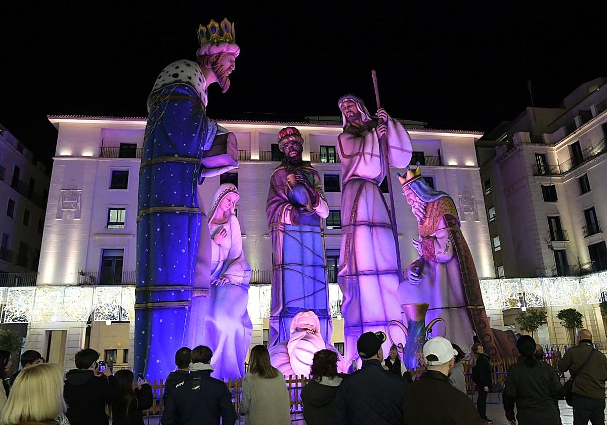 Imagen principal - Alicante activa el 'modo Navidad'