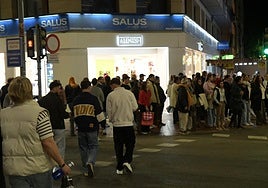 Gente con compras por la céntrica avenida Maisonnave.