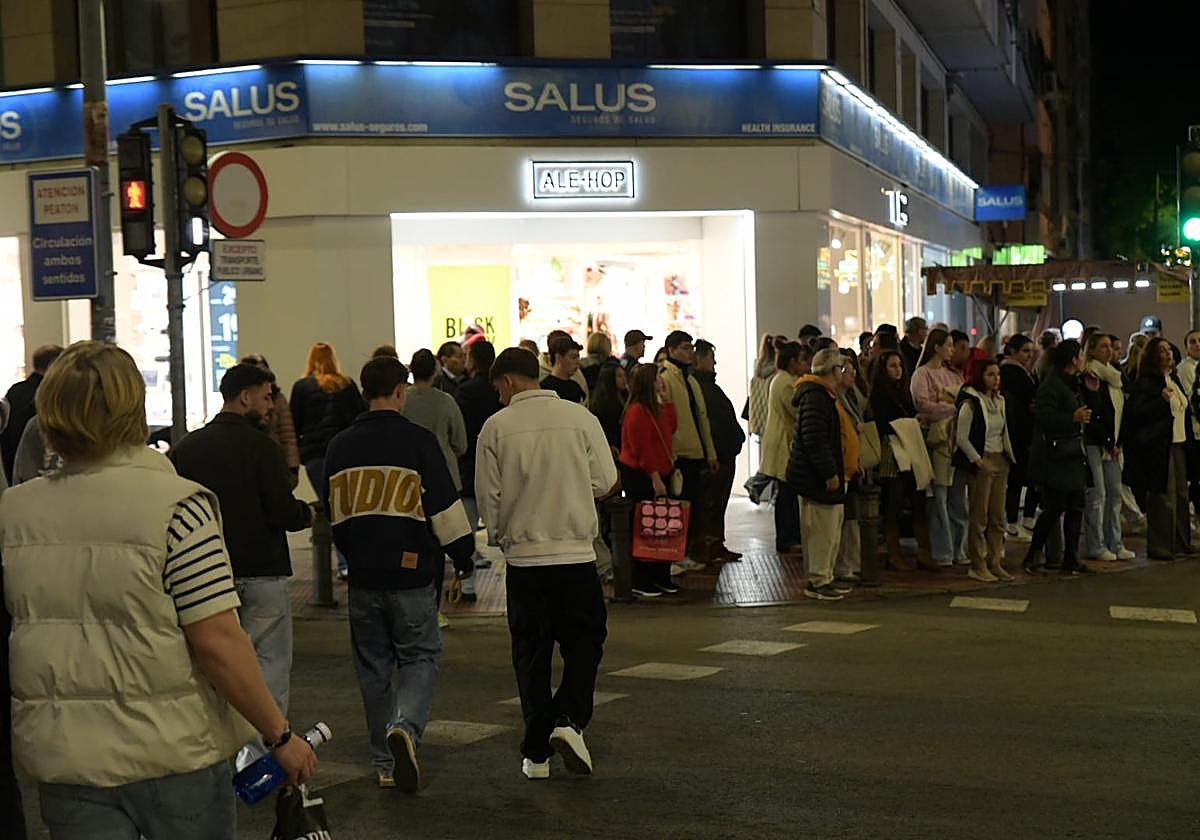 Gente con compras por la céntrica avenida Maisonnave.
