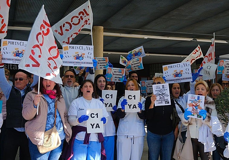 Foto: Protesta en el Hospital General de Alicante. Vídeo: La TCAE Nuria Flores y el delegado sindical Mario García evidencian las reivindicaciones del colectivo.