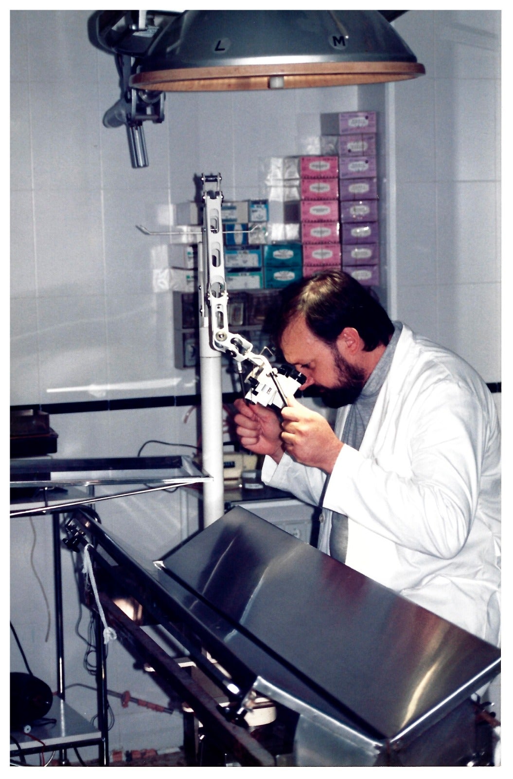 Imagen secundaria 2 - Fotos de José Riolobos trabajando en la clínica.