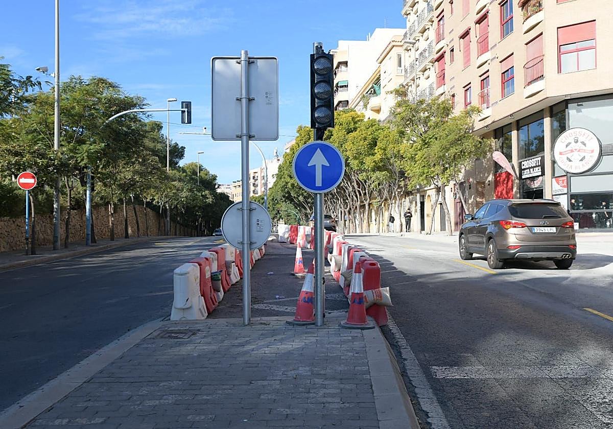 La ronda del castillo reabierta al tráfico con restos de las obras en el centro.