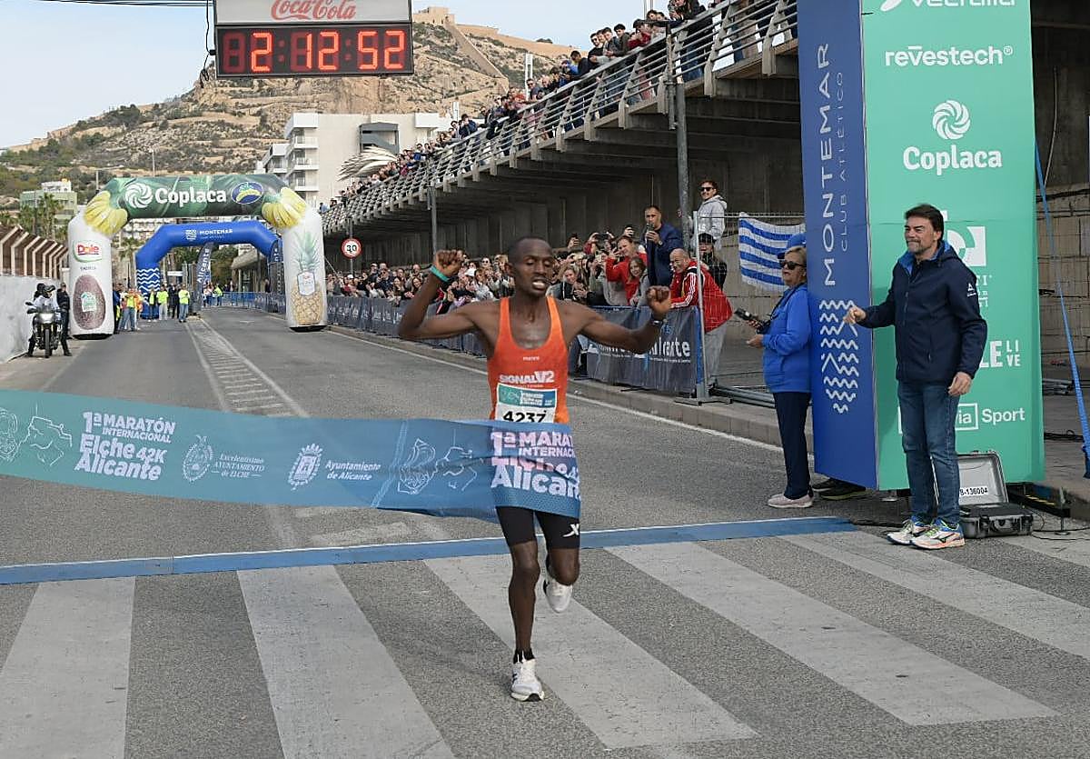 Kenyan Kipkiriu Langat crosses the finish line as the champion of the Elche-Alicante international marathon.