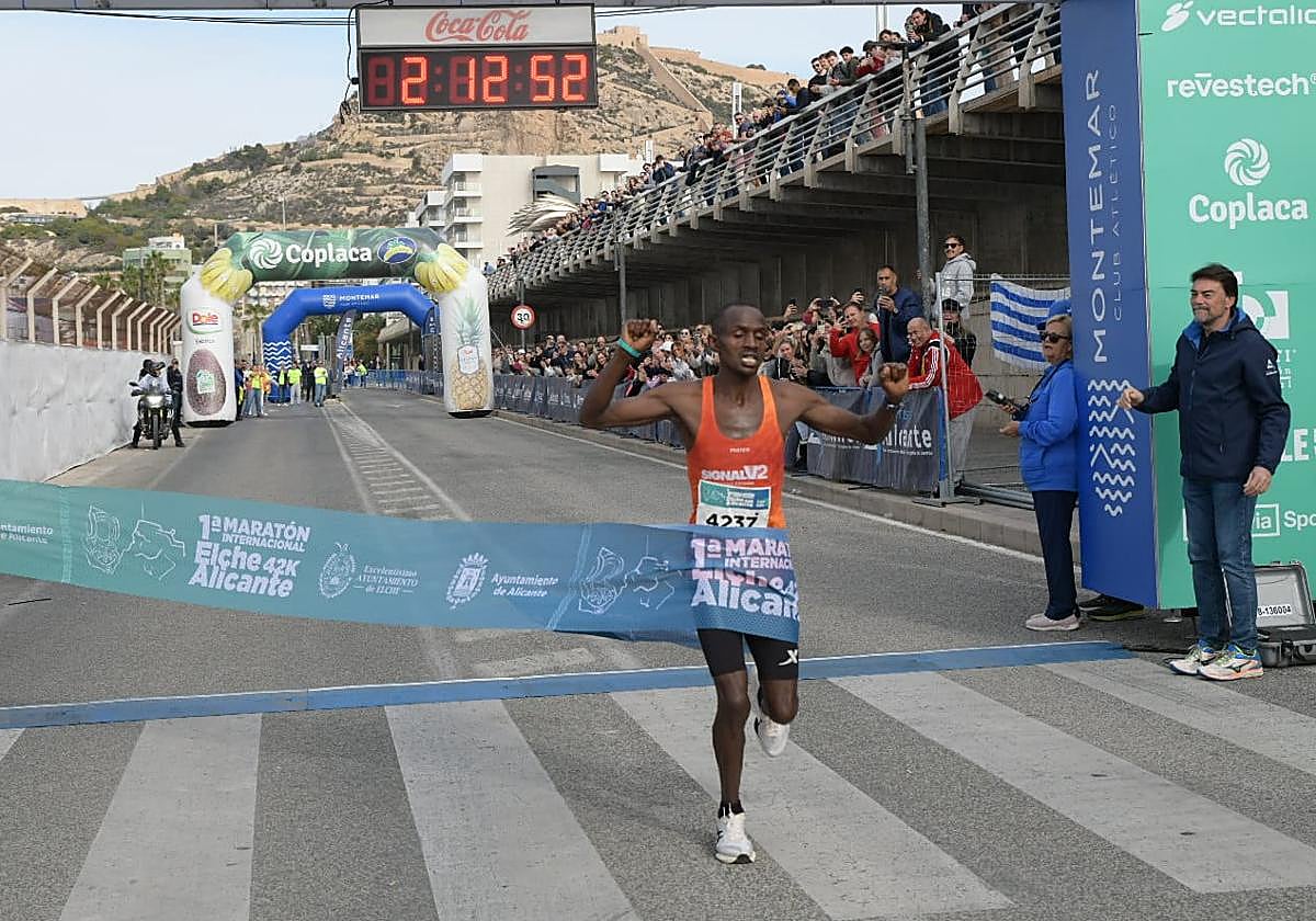 El keniata Kipkiriu Langat cruza la línea de meta como campeón de la maratón internacional Elche-Alicante.