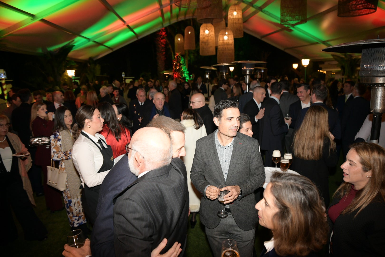 Cientos de asistentes dan la &#039;Bienvenida a la Navidad&#039; en la gala solidaria de Vectalia