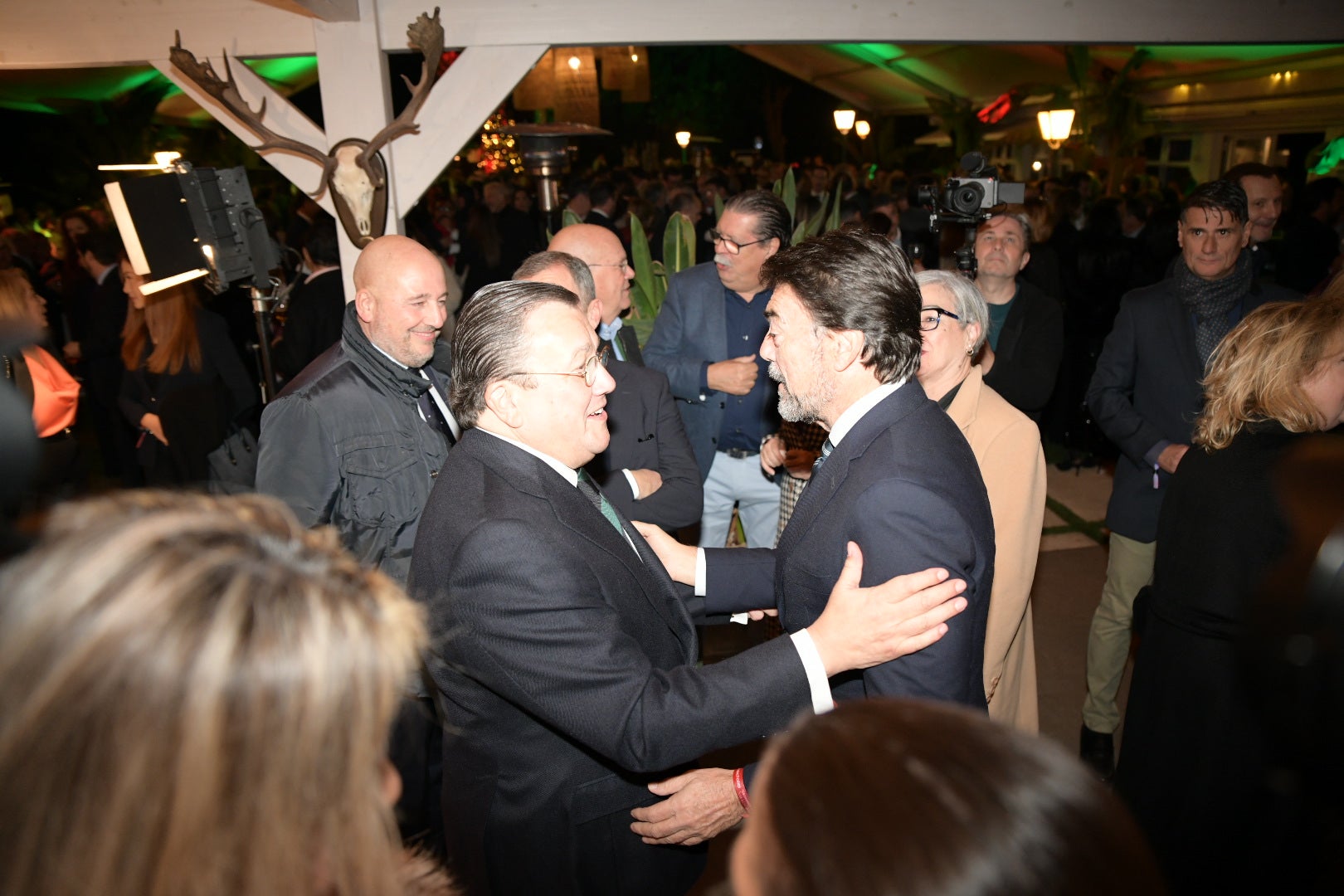 Cientos de asistentes dan la &#039;Bienvenida a la Navidad&#039; en la gala solidaria de Vectalia