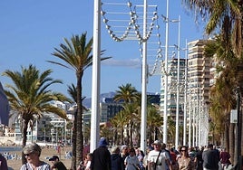 Imagen de la catenaria de la playa de Levante de Benidorm