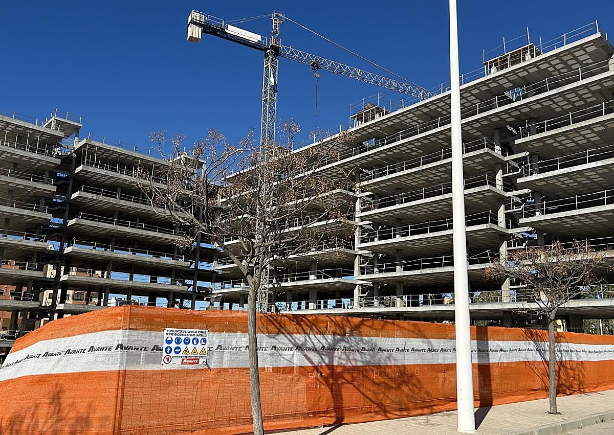 Imagen secundaria 1 - Imágenes del acto celebrado en Travalón, donde el Ayuntamiento detalla precios, plazos y características del nuevo edificio de alquiler asequible.