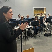 La concejala de Cultura, Nayma Beldjilali, se dirige a los miembros de la Banda Sinfónica de Alicante.