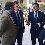 Barcala y Ruz, con Quintanilla, a las puertas de la sede de la CEV en Alicante.