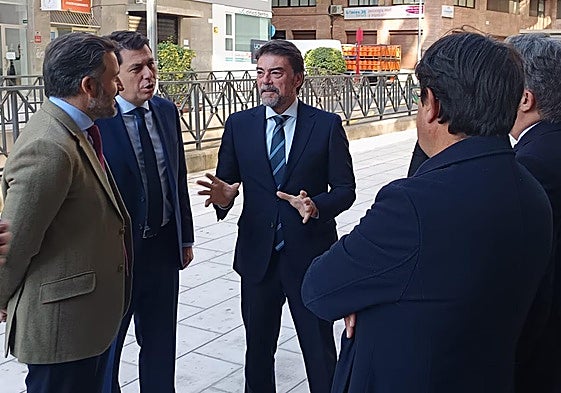 Barcala y Ruz, con Quintanilla, a las puertas de la sede de la CEV en Alicante.