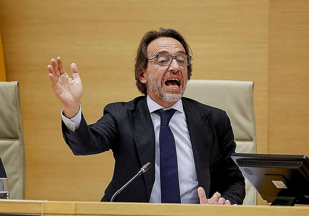 Cuenca, en un momento del tenso interrogatorio con Compromís.