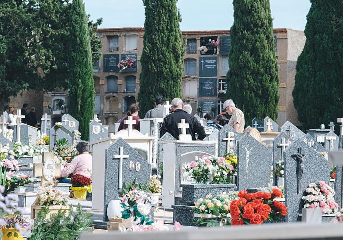 Tumbas y nichos del cementerio de Alicante.