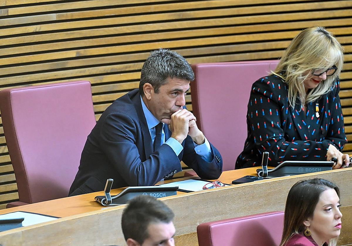 Carlos Mazón, en su nuevo escaño en el hemiciclo de Les Corts, este martes.