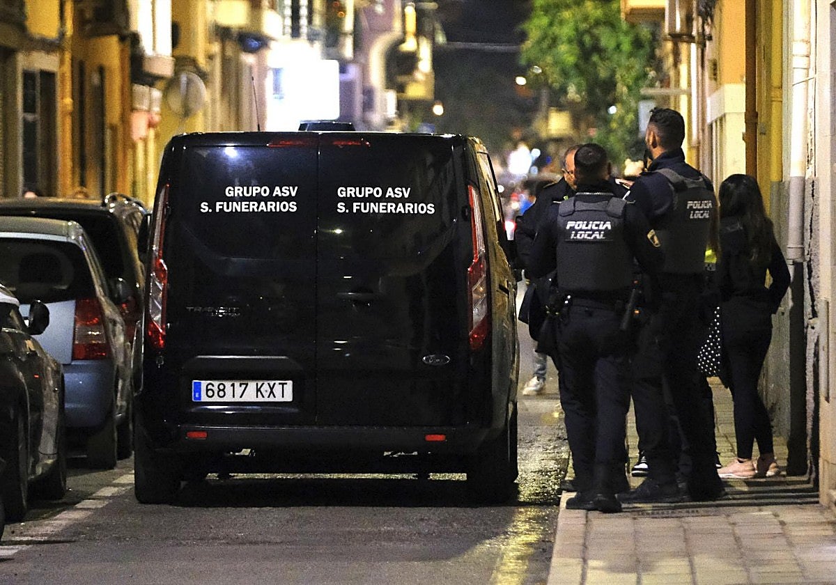 FOTOS | Asesina a una mujer en Alicante y se ahorca en el balcón