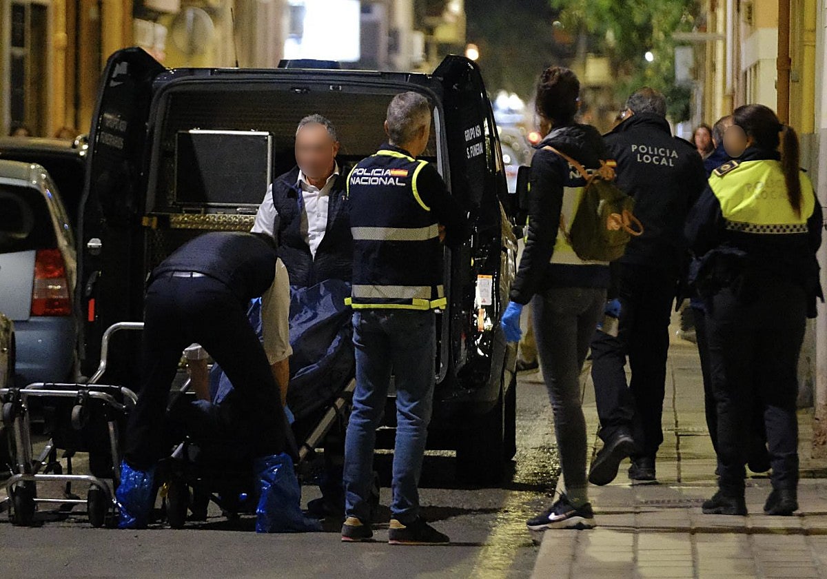 FOTOS | Asesina a una mujer en Alicante y se ahorca en el balcón